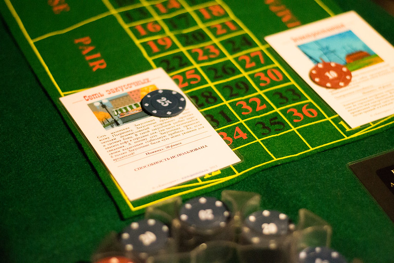 Ведущий развлекает гостей на корпоративе в Перми