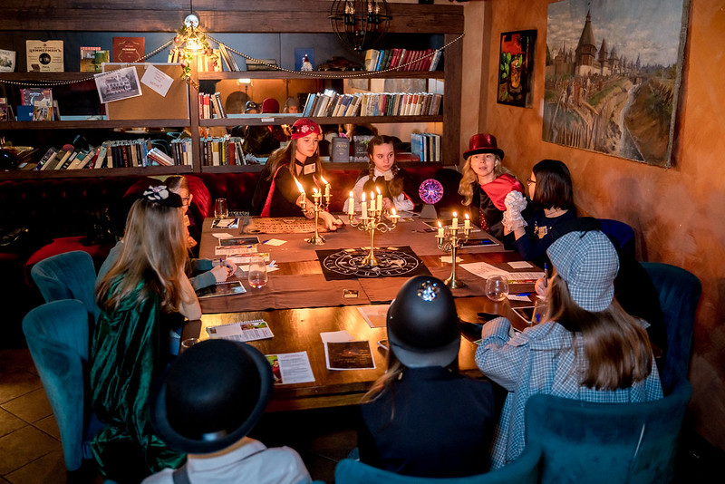 Дети разгадывают загадки в семейном квесте Хэллоуина в Perm