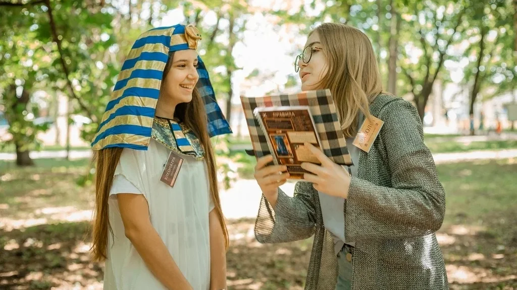 Квест на&nbsp;8&nbsp;марта в&nbsp;школе &laquo;Ночь в&nbsp;музее&raquo;: Клеопатра требует отобрать у&nbsp;Хеопса Корону Египта. 